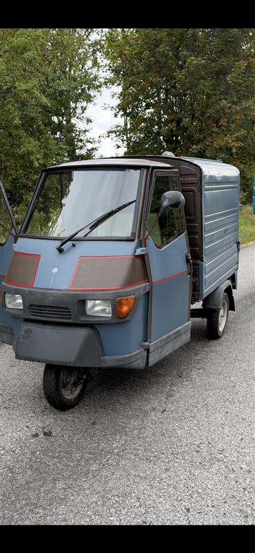 Vår gråblå Piaggio Ape 50 med röda detaljer