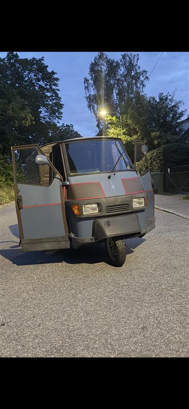 Vår Piaggio Ape 50 parkerad på gatan